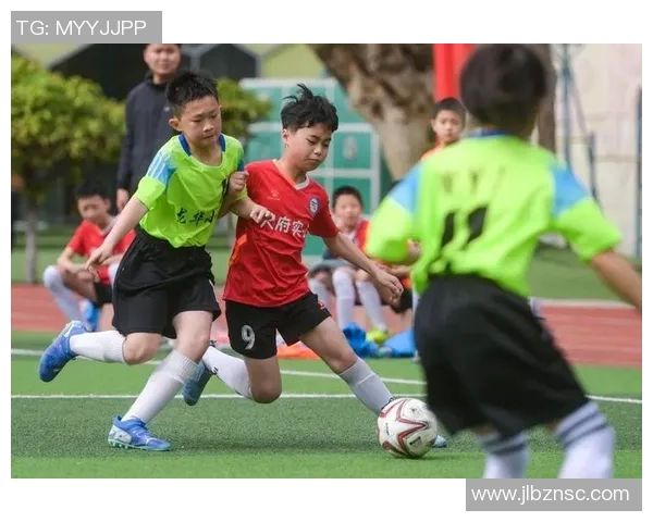 模仿足球球星经典进球动作挑战，展现你与偶像同场竞技的激情瞬间