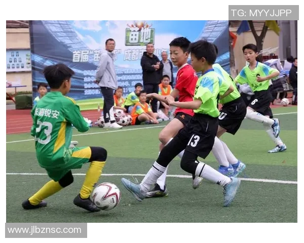 最新足球新星高清图片素材集 展现年轻球员风采与激情 最新足球新星高清图片素材集 展现年轻球员风采与激情