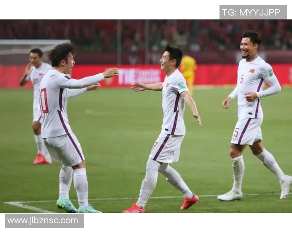 某足球明星私下踢野球场面曝光引发热议 震撼球迷世界 某足球明星私下踢野球场面曝光引发热议 震撼球迷世界